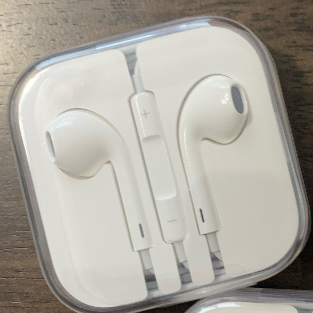 *Brand New, Never Used* Apple Ear Pods